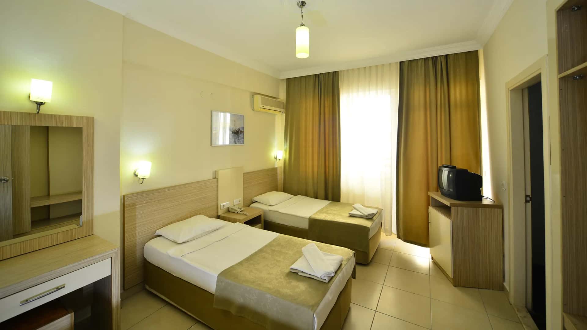 Double Room with Balcony thumbnail 1