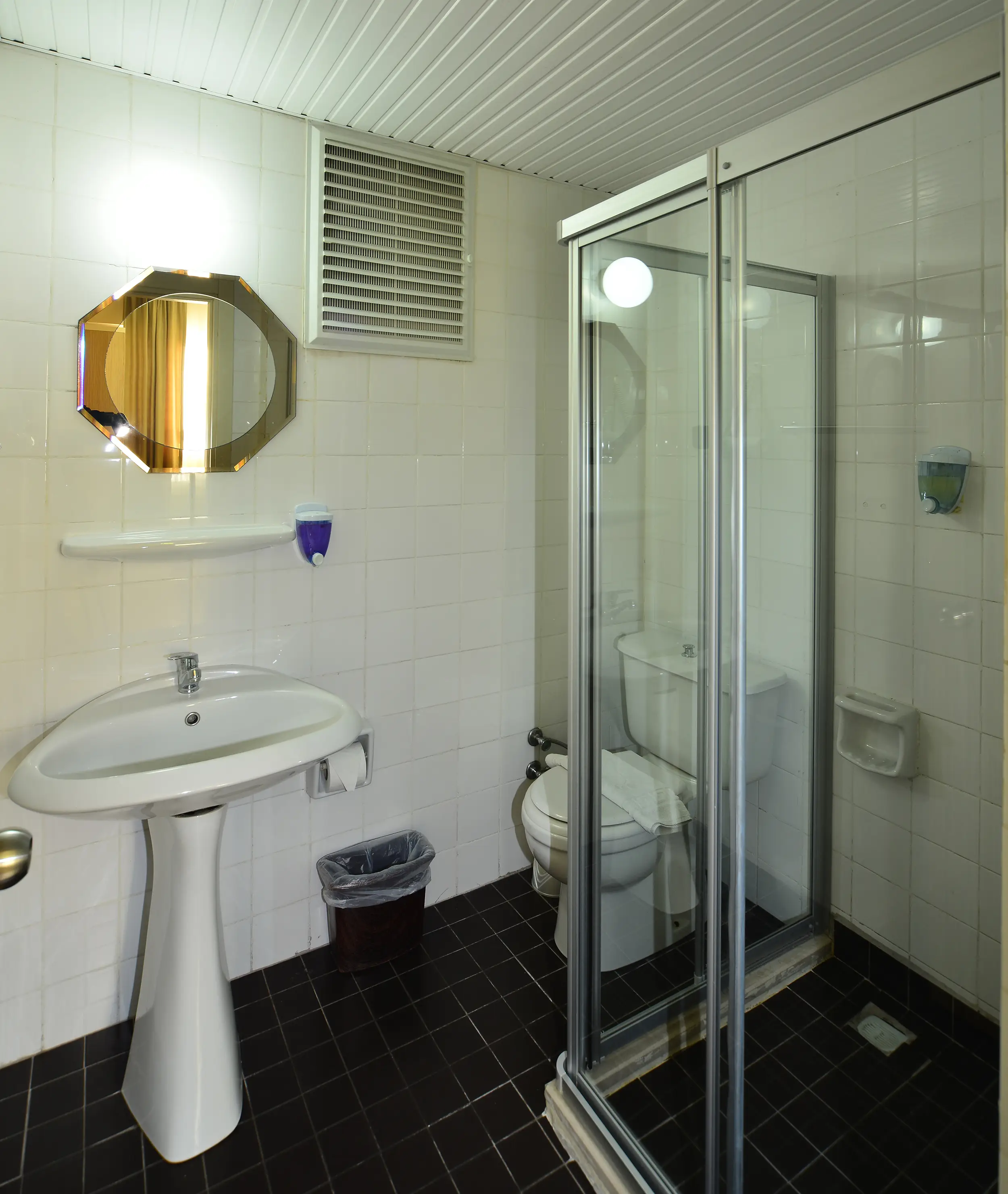 En-suite bathroom in double room at Prince Alanya Apart Hotel