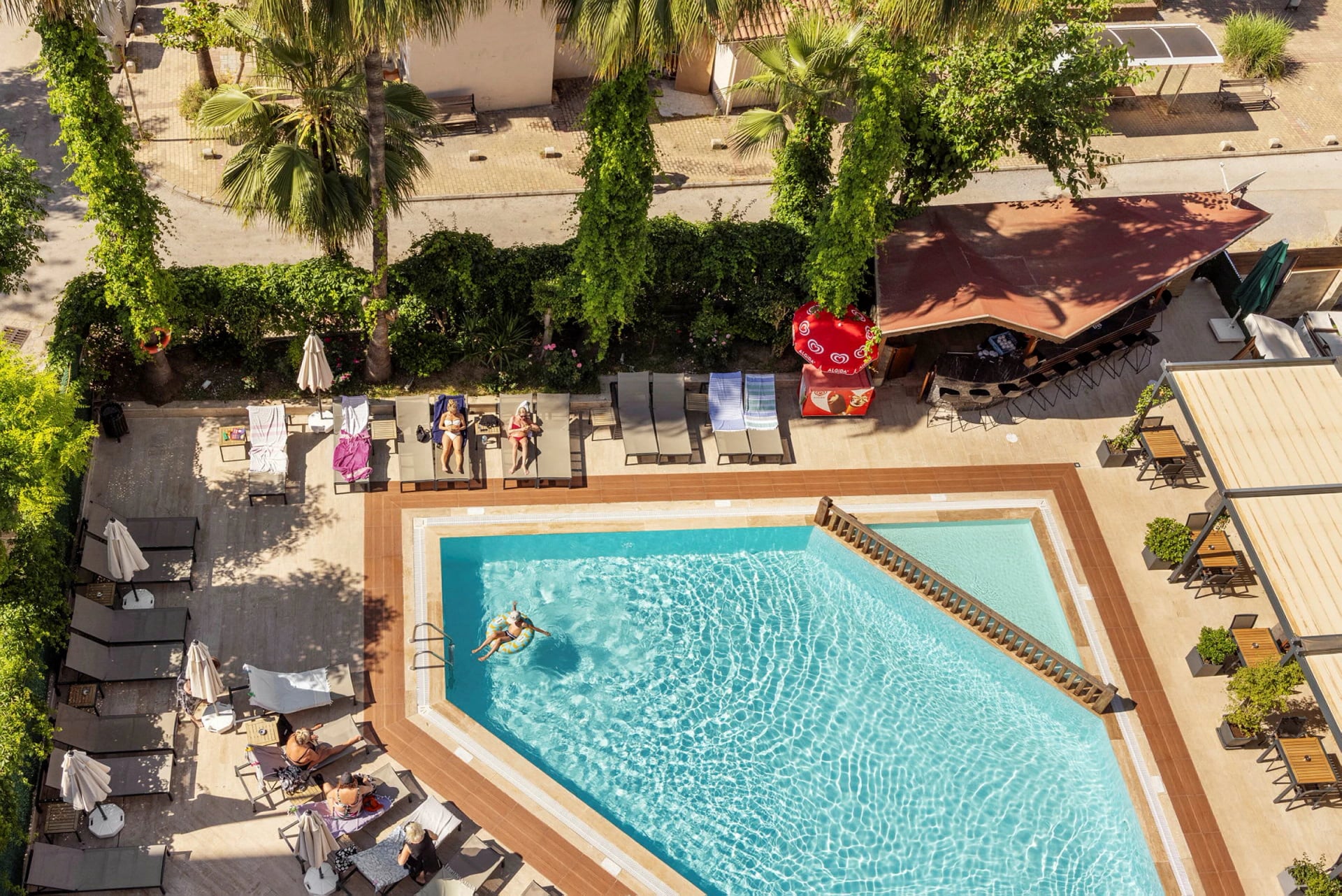 Sun, Pool & Poolside